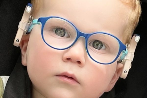 Garso procesorius ir akiniai: nešiojimo galimybės vaikams